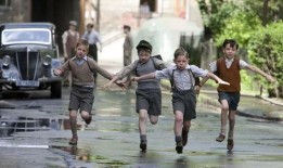 穿睡衣的男孩在线观看,穿睡衣男孩的奇幻冒险之旅